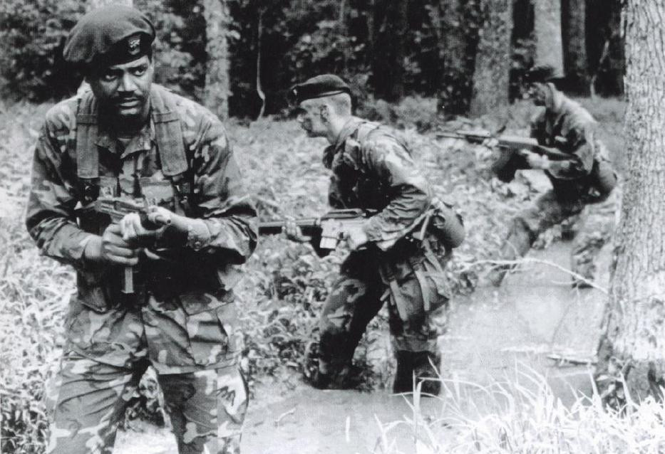 Điểm đáng chú ý nhất của khẩu súng này đó là nòng giảm thanh và độ nhỏ gọn của nó khiến MAC-10 không những được sử dụng nhiều trong chiến tranh Việt Nam bởi các lực lượng đặc nhiệm mà còn được sử dụng nhiều bởi các lực lượng tình báo, phản gián và an ninh. Nguồn ảnh: Flickr.