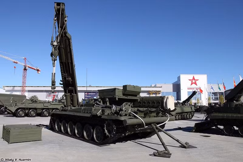 Mặc dù chỉ là một phương tiện hỗ trợ, thiết giáp cứu hộ BREM-1M cũng được trang bị hệ thống hỏa lực bao gồm một súng máy phòng không 12,7mm 6P50 với tốc độ bắn lên tới 750 viên mỗi phút. Tầm bắn tối đa của khẩu súng máy này có thể lên tới 2000 mét và có khả năng nâng - hạ góc tối đa từ +75 độ tới -5 độ. Nguồn ảnh: Vitaly.