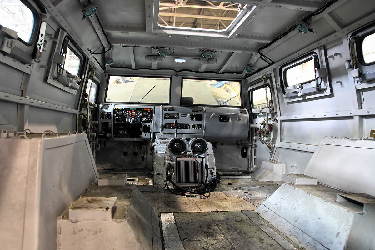 Có trọng lượng chỉ 7,2 tấn, xe bọc thép Tigr có thiết kế cực kỳ thông minh khiến dù kích thước của nó chỉ dài 5,7 mét và rộng 2,4 mét nhưng lại có khả năng chứa được tối đa từ 9 tới 11 người tùy từng phiên bản khác nhau. Nguồn ảnh: Pinterest.