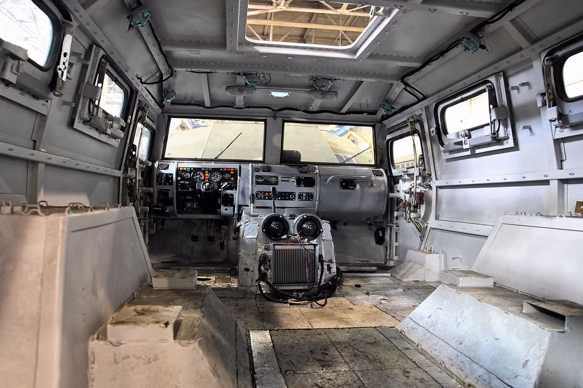 Có trọng lượng chỉ 7,2 tấn, xe bọc thép Tigr có thiết kế cực kỳ thông minh khiến dù kích thước của nó chỉ dài 5,7 mét và rộng 2,4 mét nhưng lại có khả năng chứa được tối đa từ 9 tới 11 người tùy từng phiên bản khác nhau. Nguồn ảnh: Pinterest.