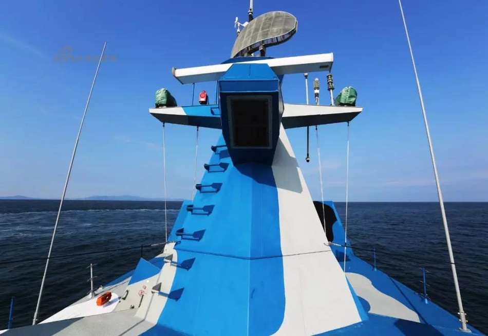 Giống như nhiều loại xuồng cao tốc hiện đại khác, xuồng cao tốc Type 22 của Trung Quốc không sử dụng chân vịt mà sử dụng hệ thống phun nước phản lực để tạo lực đẩy. Tổng cộng Type 22 có 4 ống phụt nước phản lực. Nguồn ảnh: Sina.