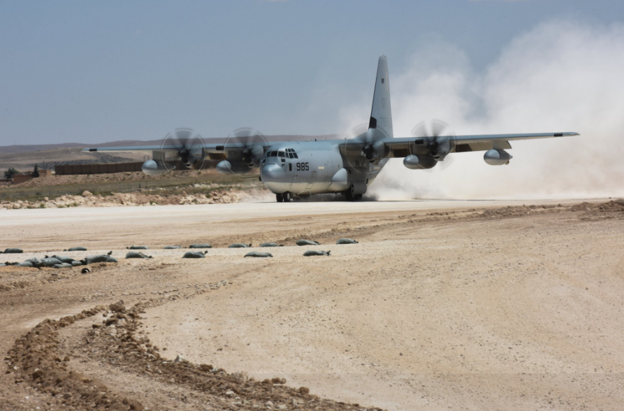 C-130 là loại máy bay vận tải cổ nhất của Không quân Mỹ hiện nay, phiên bản đầu tiên của loại máy bay này đã ra đời từ năm 1962 trong khi phiên bản hiện đại nhất là KC-130J lại mới chỉ được nâng cấp và ra đời cách đây 14 năm. Nguồn ảnh: Twitter.