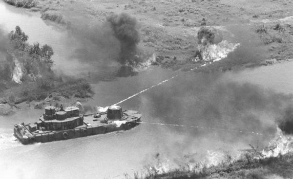 Cận cảnh khả năng phun lửa của tàu tuần tra Mỹ mang tới Việt Nam. Nguồn ảnh: Pinterest.