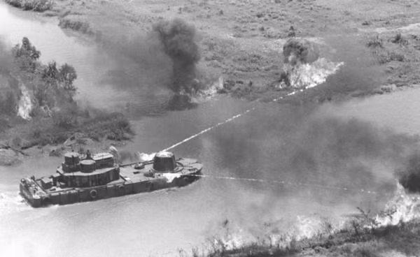 Cận cảnh khả năng phun lửa của tàu tuần tra Mỹ mang tới Việt Nam. Nguồn ảnh: Pinterest.