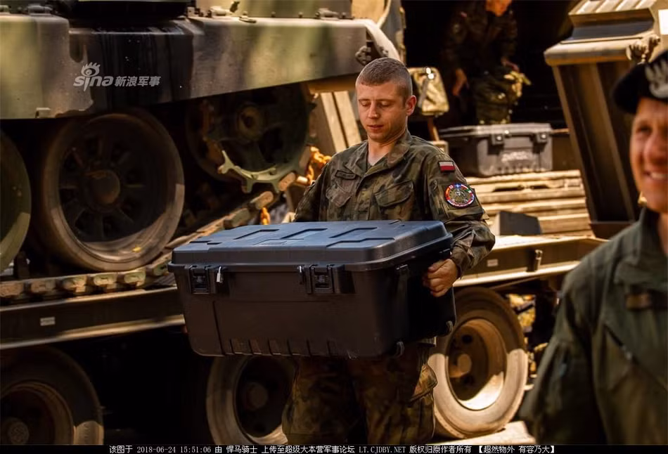 Binh lính Ba Lan chuẩn bị "đồ nghề" cho những chiếc PT-91 chuẩn bị được đưa sang Latvia. Nguồn ảnh: Sina.