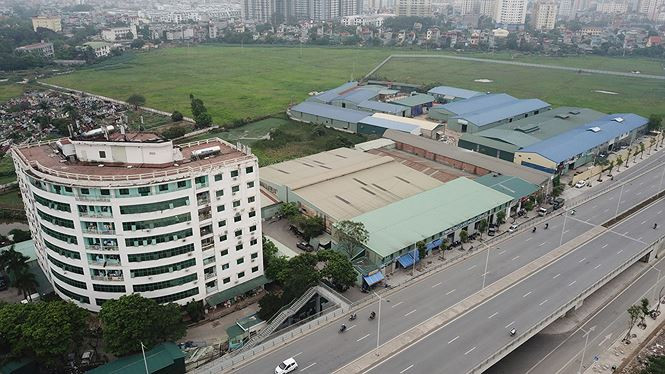 Tại khu đất của Công ty TNHH thực phẩm Thông Tấn, địa điểm dưới chân cầu vượt đường Trần Hữu Dực (thuộc tổ dân phố 3, phường Xuân Phương) hàng nghìn m2 đất đã mọc lên hàng loạt nhà xưởng được lợp mái tôn, xây cao 2 tầng hiện đang được nhiều đơn vị bên ngoài vào thuê kinh doanh.