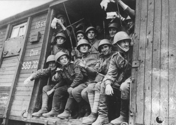 Sư đoàn bộ binh số một của Ba Lan với trang bị hoàn toàn được Liên Xô cung cấp đang tiến vào tiền tuyến sau khi được tái tổ chức và tái huấn luyện lại. Ảnh chụp năm 1943. Nguồn ảnh: Rbth.