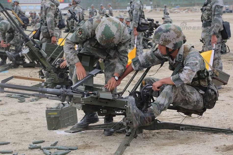 Được Trung Quốc sản xuất dựa trên nguyên mẫu súng phòng không Vladimirov KPV của Liên Xô, súng máy 14,5mm loại QJG 02 có thể đảm nhận được nhiều nhiệm vụ khác nhau, từ bắn mục tiêu mặt đất cho tới tiêu diệt mục tiêu bay. Nguồn ảnh: Sina.