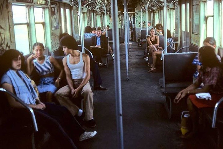 Toa tàu khá tối, nhếch nhác, và có nhiều hình vẽ graffiti trên thành bên trong.