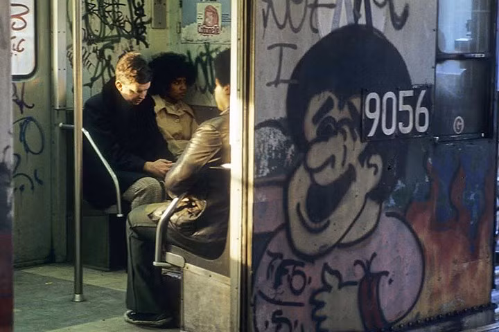 Nhiếp ảnh gia Thụy Sĩ Willy Spiller đã có mặt ở đây vào giai đoạn đó và ghi lại không khí bên trong hệ thống tàu điện ngầm New York.