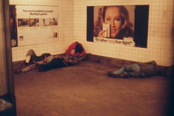 Đây có lẽ là người vô gia cư ngủ tạm trong nhà ga tàu điện ngầm.