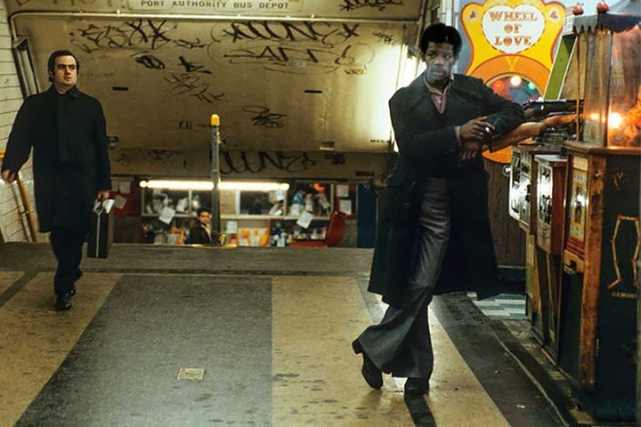 Người đàn ông da đen (bên phải) đang tranh thủ “làm” một điếu thuốc.