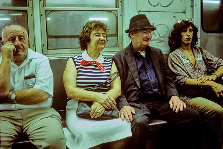 Người trung niên đi tàu điện ngầm.