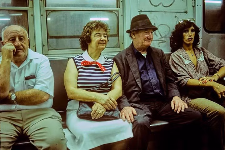 Người trung niên đi tàu điện ngầm.