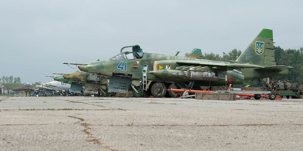 Mỗi chiếc cường kích cơ do Liên Xô sản xuất này có khả năng mang theo tối đa tới 4 tấn vũ khí các loại gồm bom hoặc rocket phóng loạt các loại.