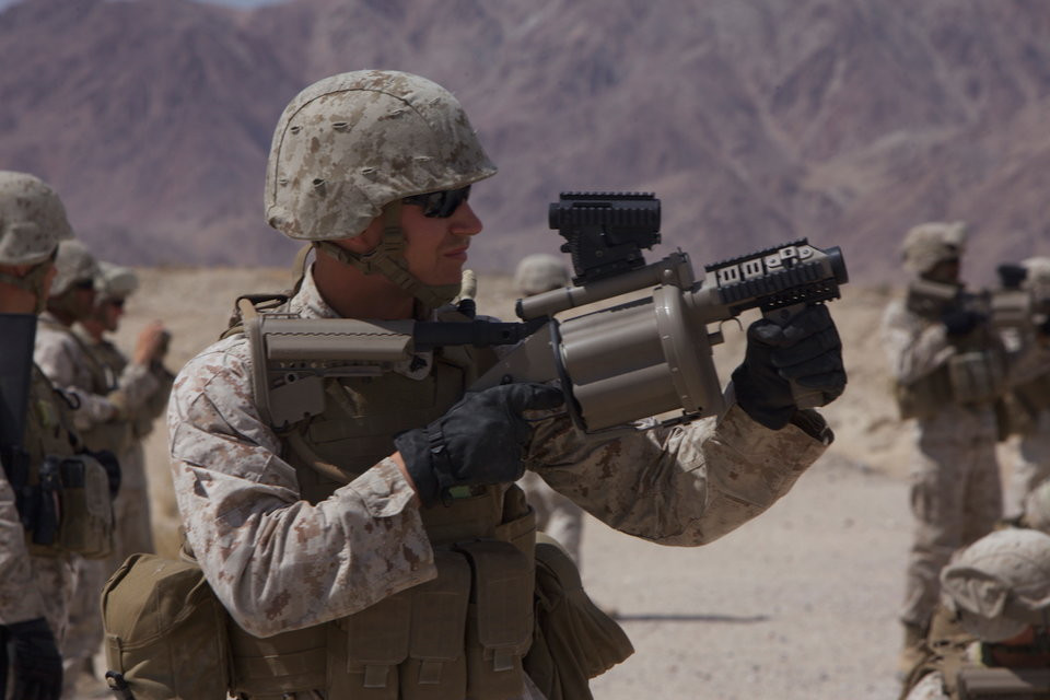 M32A1 là loại súng phóng lựu có cơ số đạn dự trữ 6 viên được đặt trong nòng xoay. Khẩu súng này có tầm bắn tối đa khoảng hơn 800 mét và có sơ tốc đầu nòng ở mức độ trung bình. Nguồn ảnh: BI.