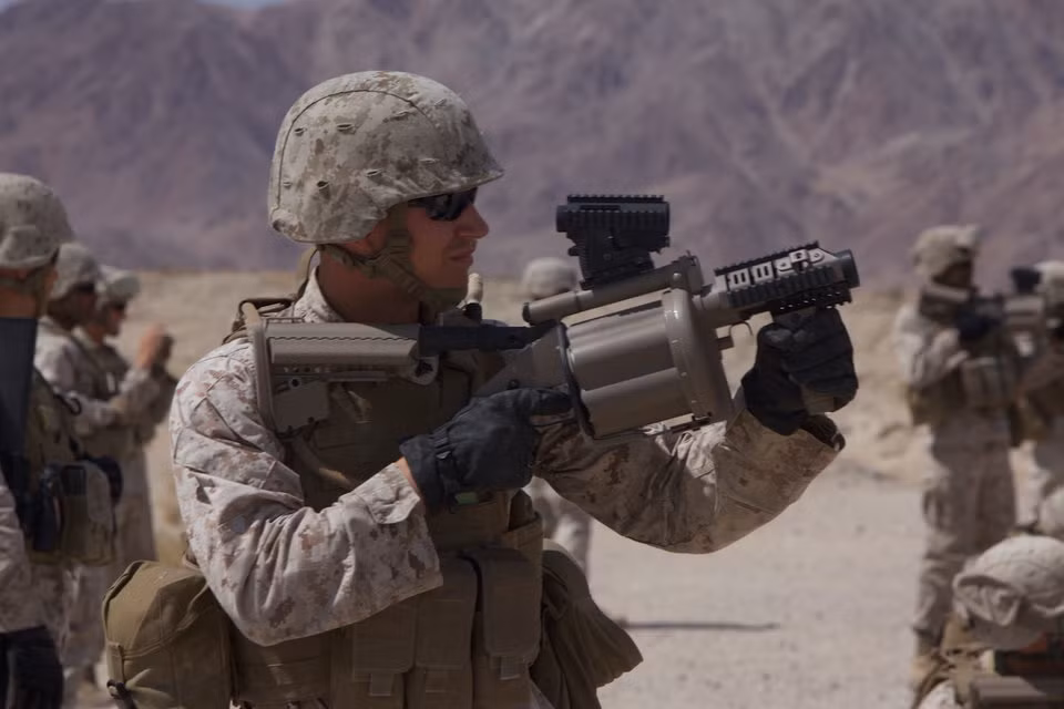 M32A1 là loại súng phóng lựu có cơ số đạn dự trữ 6 viên được đặt trong nòng xoay. Khẩu súng này có tầm bắn tối đa khoảng hơn 800 mét và có sơ tốc đầu nòng ở mức độ trung bình. Nguồn ảnh: BI.