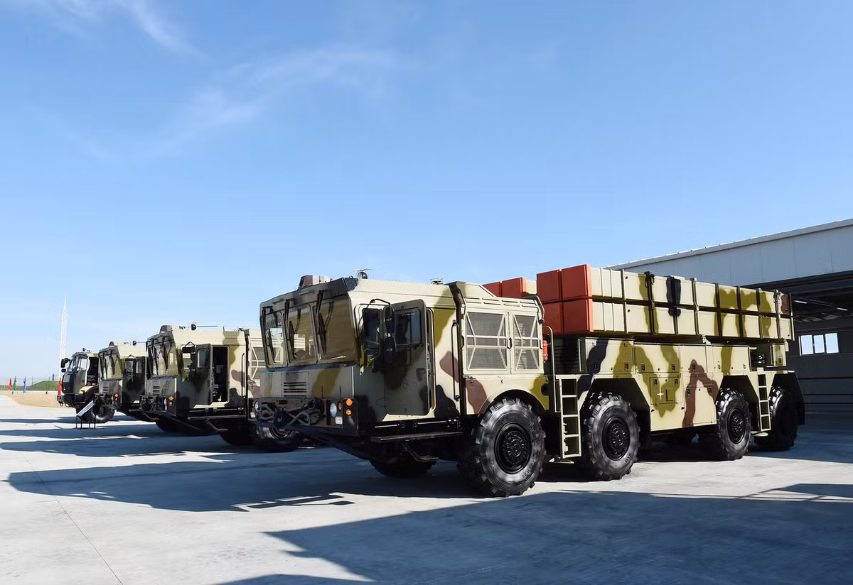 Đạn rocket 300mm của Polonez có khả năng mang đầu đạn nặng 480 kg với tầm bắn hiệu quả từ 120 km đến 280 km. Quân đội Belarus cho biết, do có sai số thấp cùng tốc độ bay cao, đạn rocket của Polonez có thể dễ dàng đánh bại các hệ thống phòng không trong trường hợp bị đánh chặn. Nguồn ảnh: president.az.