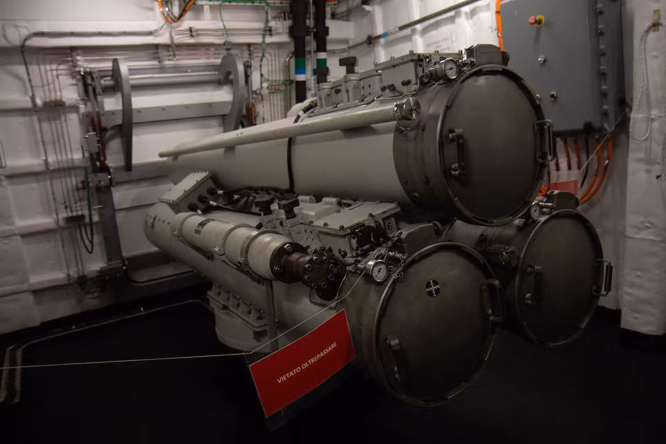 Và ba tổ hợp x3 ống phóng ngư lôi cỡ nòng 533mm. Nguồn ảnh: BI.