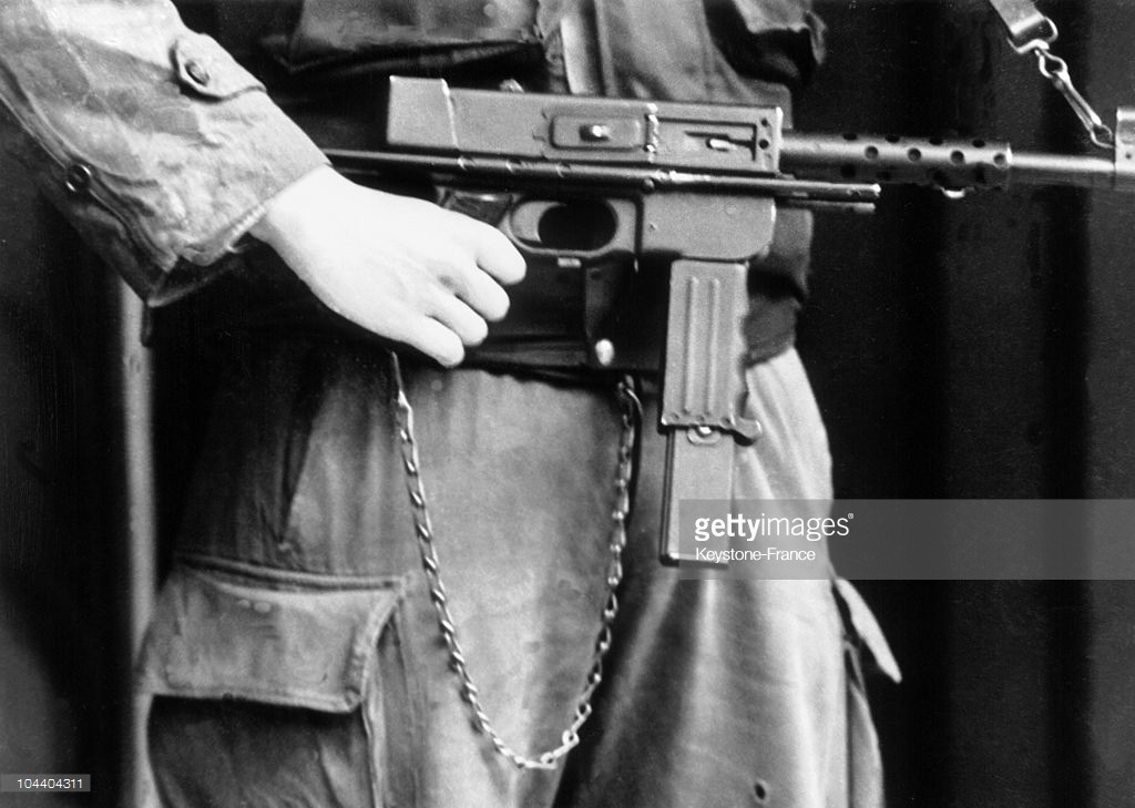 Ở thời điểm tểu liên MAT-49 ra đời nó được xem là thứ vũ khí hiện đại dù khá nặng do có cấu tạo bằng kim loại hoàn toàn. Khẩu súng này có trọng lượng rỗng lên tới 3,5 kg, trọng lượng của nó lên tới 4,2 kg khi sử dụng hộp tiếp đạn 32 viên. Nguồn ảnh: History.