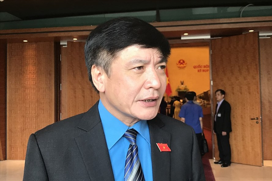 Chủ tịch Tổng LĐLĐVN Bùi Văn Cường trả lời phỏng vẫn của Báo Lao Động bên hành lang kỳ họp Quốc hội. Ảnh: KH