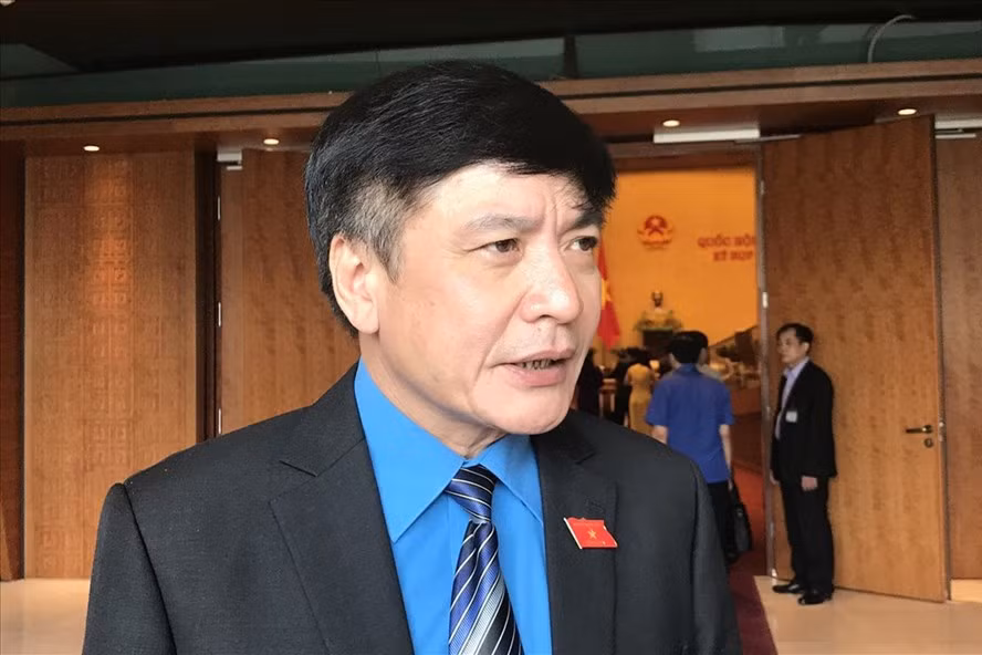 Chủ tịch Tổng LĐLĐVN Bùi Văn Cường trả lời phỏng vẫn của Báo Lao Động bên hành lang kỳ họp Quốc hội. Ảnh: KH