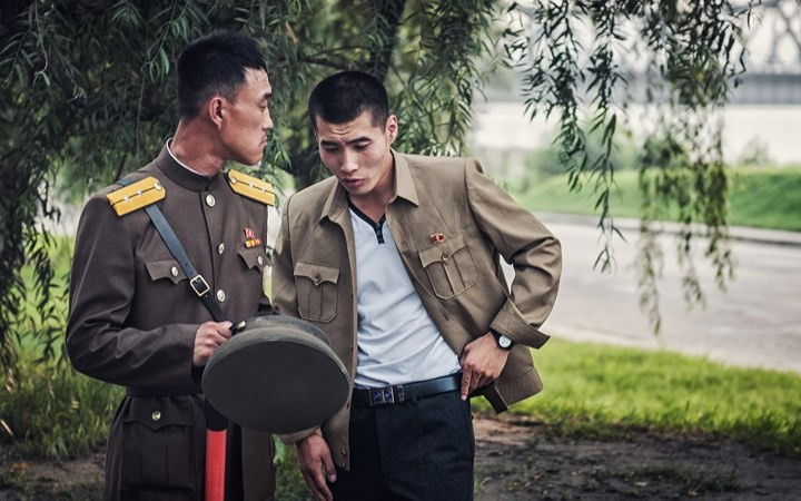 Hai binh sĩ Triều Tiên trò chuyện với nhau trong giờ nghỉ trưa.