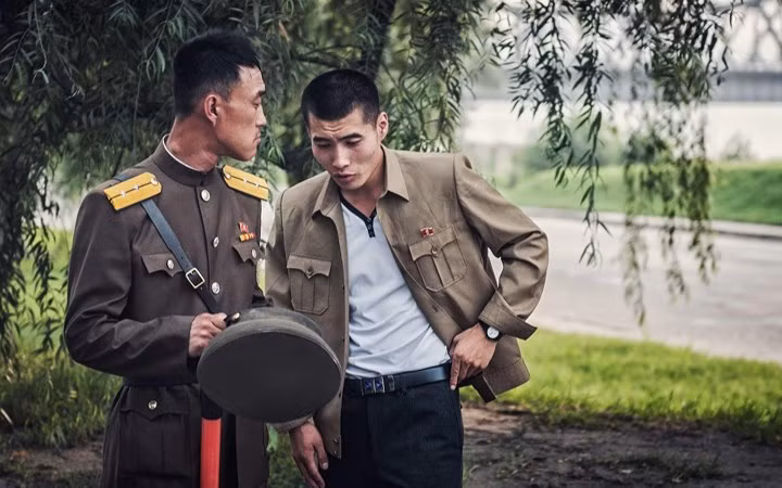 Hai binh sĩ Triều Tiên trò chuyện với nhau trong giờ nghỉ trưa.