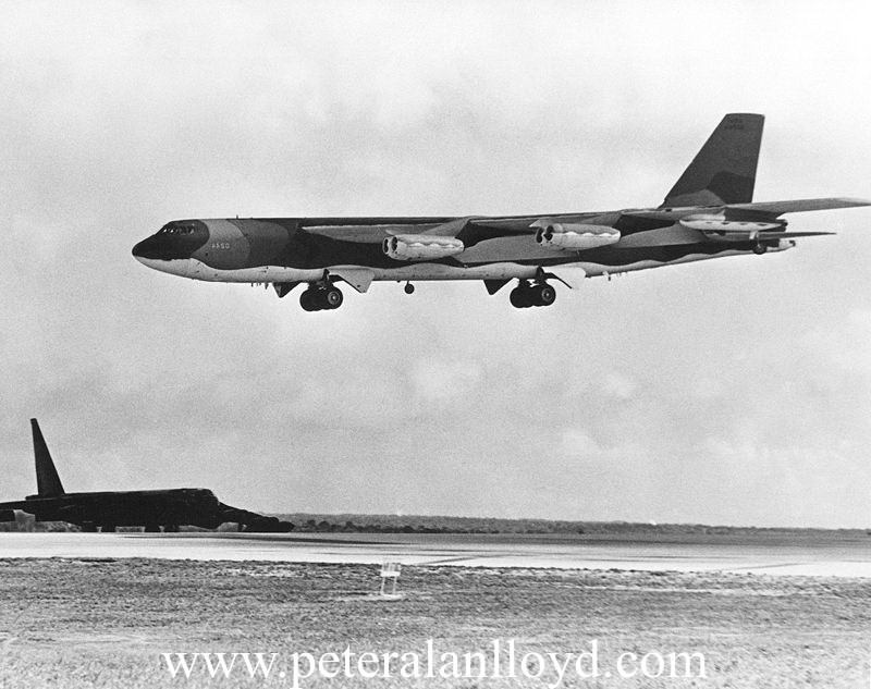 Việc để lộ tin tình báo về những phi vụ ném bom cũng là điều khiến các phi vụ này không hiệu quả. Theo tính toán của CIA, Không quân Mỹ đã để lộ thông tin về kế hoạch ném bom cho Quân Giải phóng sớm tới... 8 tiếng đồng hồ cho những phi vụ tấn công quy mô lớn bằng B-52. Nguồn ảnh: Peteralan.