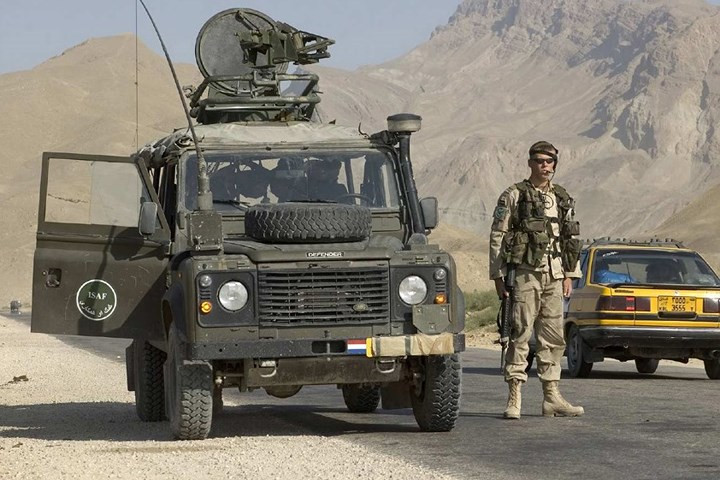 Xe cơ động hạng nhẹ Land Rover được sản xuất với số lượng khoảng 90.000 chiếc mỗi năm, trong đó trên 10% là phục vụ mục đích quân sự.