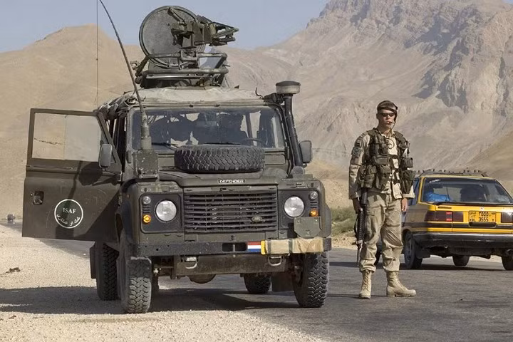 Xe cơ động hạng nhẹ Land Rover được sản xuất với số lượng khoảng 90.000 chiếc mỗi năm, trong đó trên 10% là phục vụ mục đích quân sự.