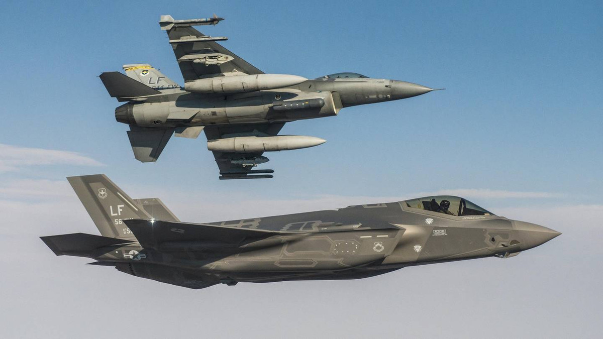 Giá thành của mỗi chiếc chiến đấu cơ vốn đã cực kỳ đắt đỏ, tuy nhiên chi phí dành cho một giờ bay hay chi phí vận hành, bảo dưỡng của chiếc chiến đấu cơ đó thậm chí còn đắt đỏ hơn nhiều và ảnh hưởng cực lớn tới ngân sách của mọi lực lượng Không quân trên thế giới. Nguồn ảnh: Quora.