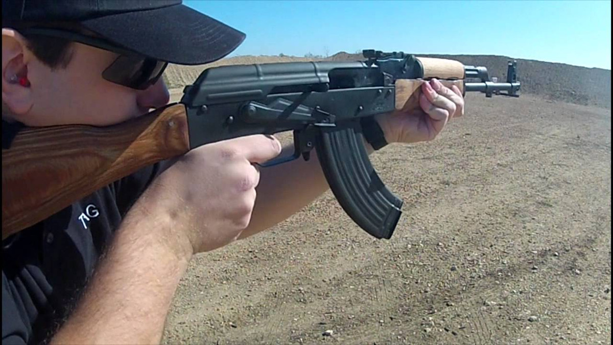 Bản thân cha đẻ của khẩu súng này, thiết kế sư Mikhail Kalashnikov cũng rất mong muốn các dòng súng AK sau này cải thiện được độ chính xác khi sử dụng, người Liên Xô trước đây cũng như người Nga sau này cũng đang đầu tư rất nhiều vào việc cải thiện độ chính xác của các dòng AK đời mới. Tuy nhiên xin khẳng định lại, với AK-47 hay AKM, "độ chính xác cao" là một khái niệm không tồn tại. Nguồn ảnh: Tube.