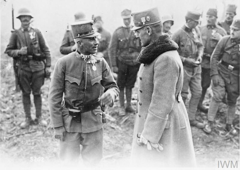 Cụ thể, các chỉ huy của một vài lực lượng vốn là lính dân tộc của Áo - Hung rất ghét việc bổ sung lính mới là người ngoại tộc vào lực lượng của mình. Tuy nhiên, do sự ác liệt của cuộc chiến, những đơn vị lính dân tộc này buộc phải sát nhập vào các đơn vị lính khác và dẫn tới việc chiến đấu rời rạc, tinh thần thấp. Nguồn ảnh: IWM.