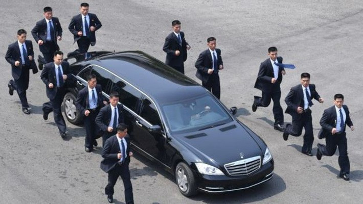 Các vệ sỹ hộ tống xe limousine của ông Kim Jong Un ở Singapore - Ảnh: Getty/CNBC.