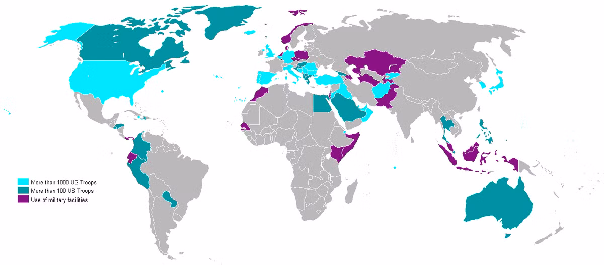 Về phía Mỹ, nước này hiện đang có khoảng 800 căn cứ quân sự ở nước ngoài. Con số 800 này được tính sau khi đã trừ đi vài trăm căn cứ quân sự được Mỹ đặt ở Afghanistan và Iraq vừa bị giải thể vào năm ngoái. Ảnh: Căn cứ quân sự của Mỹ ở nước ngoài, màu xanh đậm là căn cứ có số lượng quân dưới 1000, xanh nhạt là trên 1000, màu tím là các nhà máy quân sự ở nước ngoài của Mỹ. Nguồn ảnh: Wiki.
