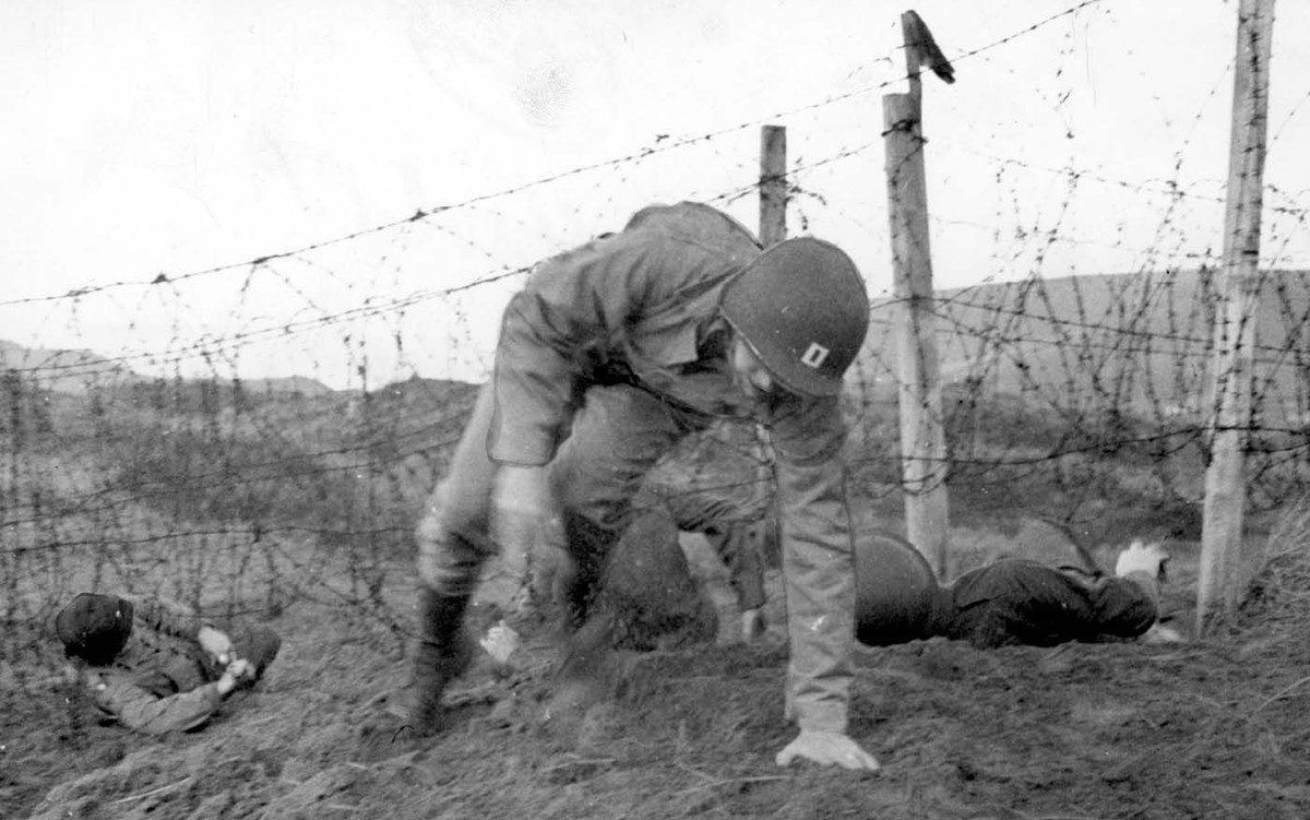 Hệ thống hàng rào dây thép gai bên bãi biển đã khiến quân đội Mỹ phải hết sức vất vả để vượt qua, nhất là khi họ không có xe tăng lên bờ được trong đợt đầu tiên. Nguồn ảnh: History.