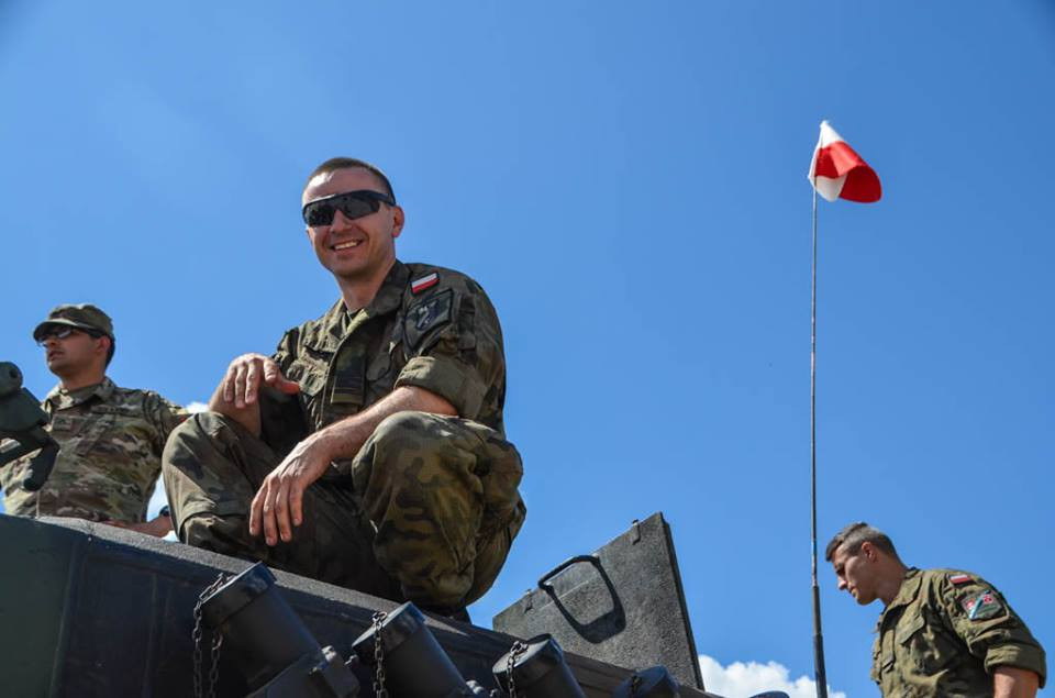 Hai quốc gia mới tham dự bao gồm Thụy Điển và Anh. Cả hai quốc gia này đều mang tới cuộc trình diễn những chiếc xe tăng "của nhà trồng được" bao gồm loại Stridsvagn 122 và Challenger 2. Nguồn ảnh: BKP.