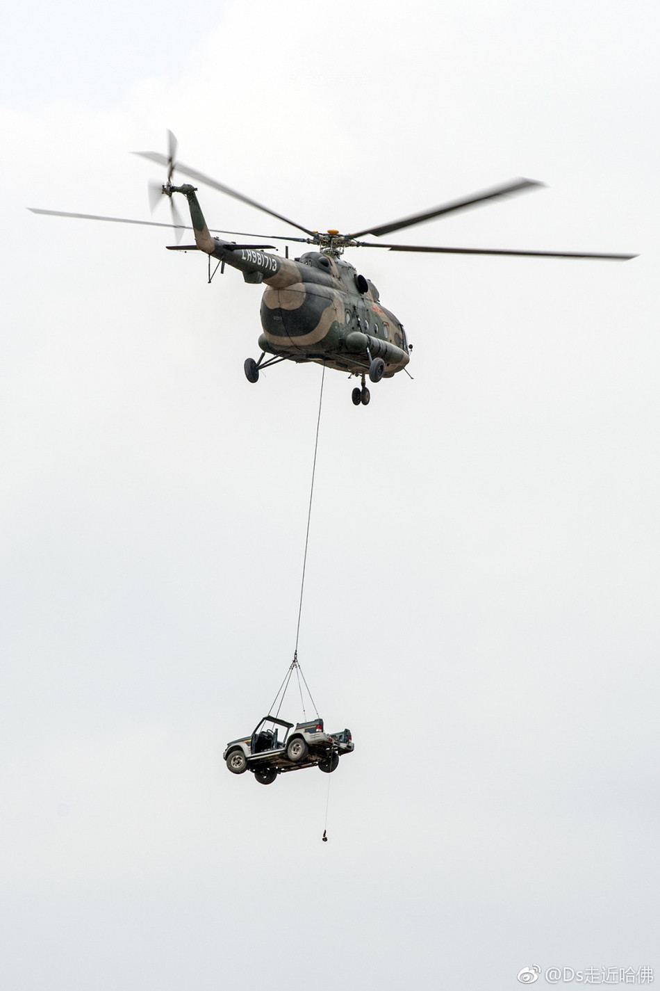 Mặc dù được thiết kế làm nhiệm vụ vận tải, Mi-171 vẫn có tới 6 giá treo với khả năng mang theo tối đa tới 1500 kg vũ khí các loại bao gồm bom, rocket và pod gắn súng, pháo. Nguồn ảnh: Chinanews.