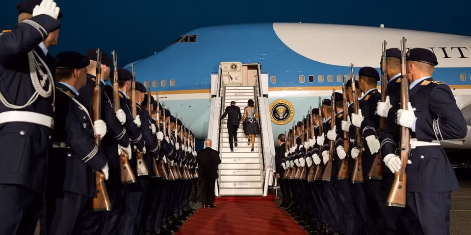 Một điều ít ai biết đó là có tới 2 chiếc Không Lực Một và hai chiếc máy bay này sẽ cùng xuất hiện đồng thời với nhau. Trong đó, một chiếc là chiếc máy bay chở Tổng thống Mỹ còn một chiếc khác đóng vai trò là "mồi giả". Phía Mỹ khẳng định rằng hai chiếc Không Lực Một bay cùng nhau sẽ giảm thiểu khả năng Tổng thống Mỹ bị bắn hạ xuống... 50%. Nguồn ảnh: BI.