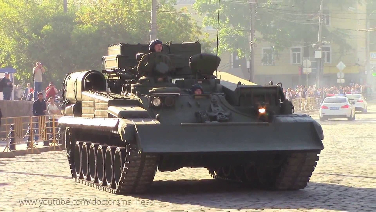 Thêm vào đó, xe còn được trang bị các thiết bị đặc biệt để phục vụ công tác cứu hộ xe tăng bao gồm một gầu xúc ở phía trước, một cần cẩu thủy lực, các hệ thống tời và nhiều thiết bị khác chuyên dụng để cứu hộ xe tăng và cứu hộ các phương tiện hạng nặng. Nguồn ảnh: Doctorsmall.