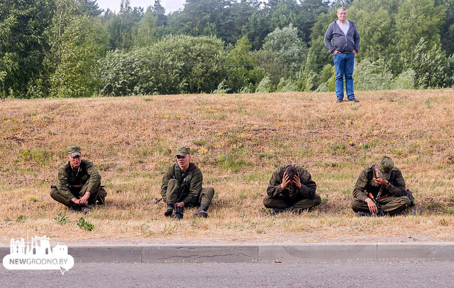 Quân nhân Belarus ôm đầu sau khi để xảy ra vụ tai nạn. (Ảnh: Newgrodno)