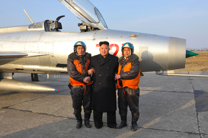 IISS còn nhận định, trong tình trạng xảy ra chiến tranh tổng lực, Không quân Triều Tiên hoàn toàn có khả năng "tự cung, tự cấp"gần như không giới hạn đạn dược và phụ tùng thay thế cho các chiến đấu cơ của nước này. Nguồn ảnh: KCNA.