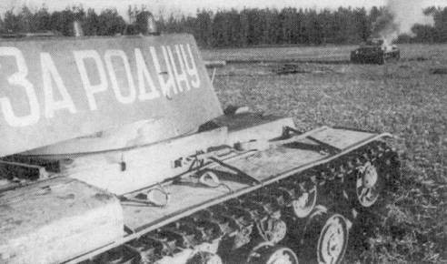 Có trọng lượng 45 tấn, những chiếc KV-1 bắt đầu được quân đội Liên Xô sản xuất từ năm 1938. Thiết kế của KV-1 là cực kỳ chắc chắn với giáp trước tối đa tới 90mm, giáp sau 70mm và giáp hai bên sườn là 75mm. Nguồn ảnh: Woiru.