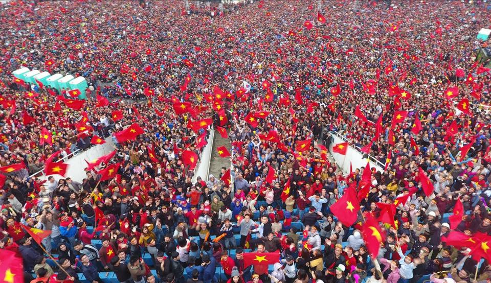 Một đất nước cuồng nhiệt với các đội tuyển nước nhà, với bóng đá nói chung, lẽ nào lại thiếu món ăn tinh thần 4 năm mới có 1 lần mà thiên hạ đều đã lên mâm?