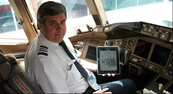 Ít ra thì phi công lái máy bay dân sự cũng không phải mặc bộ đồ bay bó sát và đóng bỉm khi bay trên không như phi công quân sự. Nguồn ảnh: Tnooz.