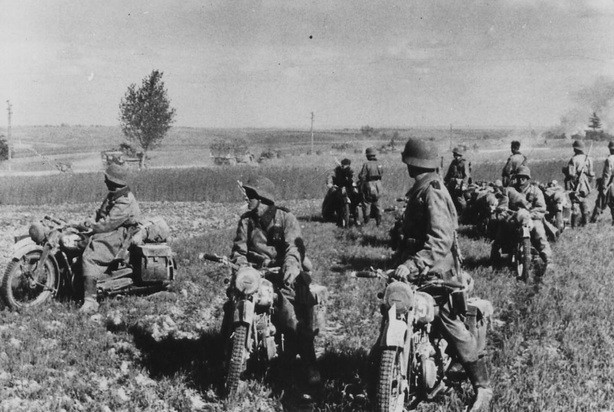 Sau thất bại ở vùng công nghiệp Vyazma và Bryansk vào tháng 10/1941, quân đội Liên Xô chính thức rơi vào cảnh kiệt quệ với chỉ 824 chiếc xe tăng còn sống sót và không còn không quân yểm trợ trên chiến trường. Nguồn ảnh: Warhistory.