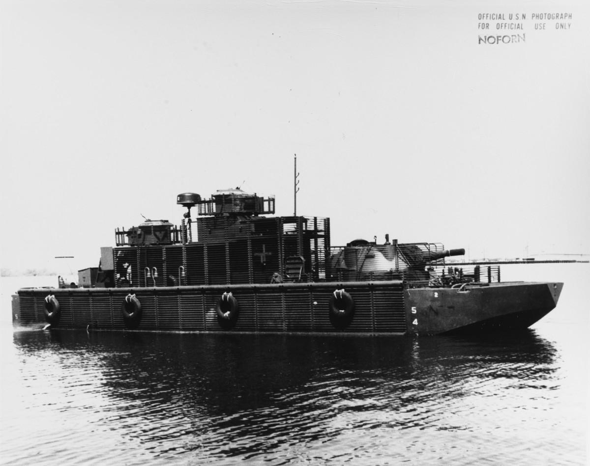 Những tàu tuần tra sử dụng pháo cỡ nòng 105mm thậm chí còn được bọc giáp lưới xung quanh thân tàu để tránh việc bị du kích và Quân Giải phóng tấn công bằng súng phóng lựu B-40 hay B-41 một cách bất ngờ. Nguồn ảnh: Pinterest.