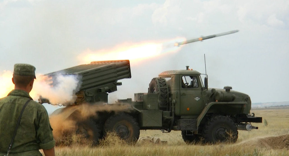 Hãng thông tấn Sputnik dẫn thông báo của Bộ Quốc phòng Nga xác nhận, Moscow đã cho phép các công ty quốc phòng Nga xuất khẩu Tornado-G - tổ hợp pháo phản lực phóng loạt tiên tiến sau khi các thủ tục pháp lý được hoàn tất. Sự xuất hiện của Tornado-G được dự báo sẽ tạo nên một cơn sốt mới trên thị trường vũ khí thế giới. Nguồn ảnh: Vaw.