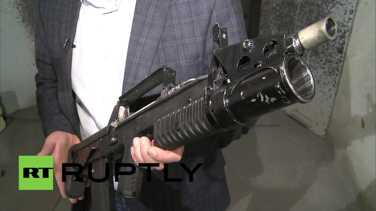 Có trọng lượng rỗng 4,6 kg, khẩu súng này được coi là khá nặng so với các loại súng trường tấn công thông thường. Thiết kế bullpup của nó được cho là tối ưu hóa khả năng hoạt động dưới nước khi nó có chiều dài nòng súng lên tới 418mm - tương đương với khoảng 2/3 chiều dài của toàn bộ súng. Nguồn ảnh: RT.